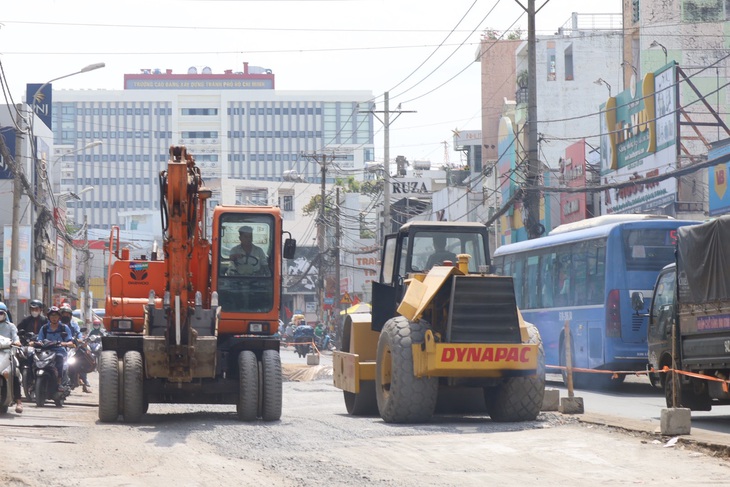 Các chuyên gia cho rằng cần quy định lộ trình bắt buộc thực hiện công trình xanh, nhằm hạn chế việc phát   khí thải  nhà kính trong quá trình xây dựng, đặc biệt là các hoạt động xây dựng công cộng - Ảnh: KHẮC HIẾU