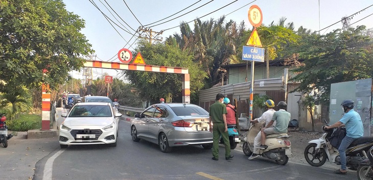 Cầu Vàm Xuồng nhỏ hẹp, không đủ để ô tô ngược chiều qua lại - Ảnh: THẠCH BÍCH NGỌC