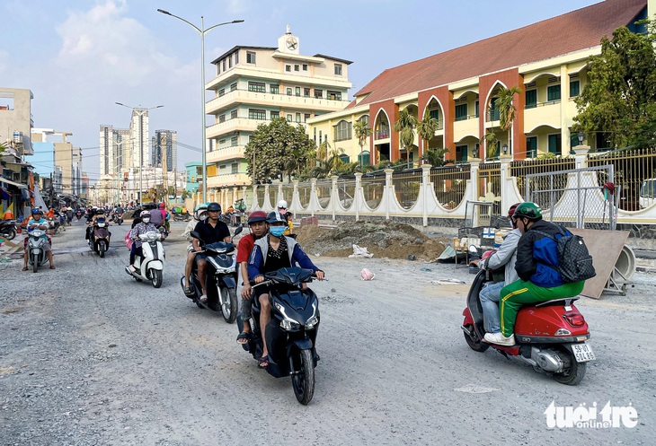 Đoạn phía trước Trường tiểu học Thái Hưng chưa được thảm nhựa nhưng vỉa hè đã gần hoàn thiện