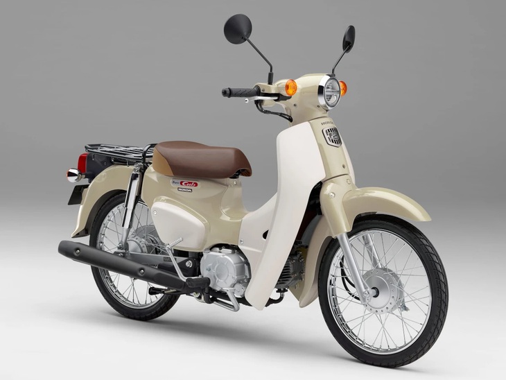 Mẫu Honda Super Cub 50 đang được phân phối ở Nhật Bản với giá 247.500 yen (tương đương 41,8 triệu đồng). Trong khi đó, do nhập khẩu tư nhân, giá Honda Super Cub 50 ở Việt Nam dao động khá lớn. Có nơi bán với giá 80 triệu đồng - Ảnh: Honda