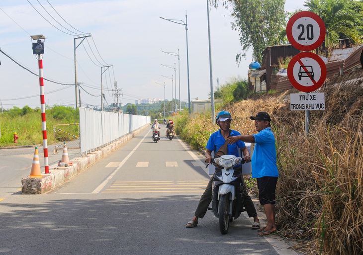 Đường của bến xe Miền Đông mới (nối với đường Hoàng Hữu Nam) là lối đi duy nhất của hơn 300 người dân trong khu dân cư phía sau bến xe (TP Thủ Đức) - Ảnh: CHÂU TUẤN