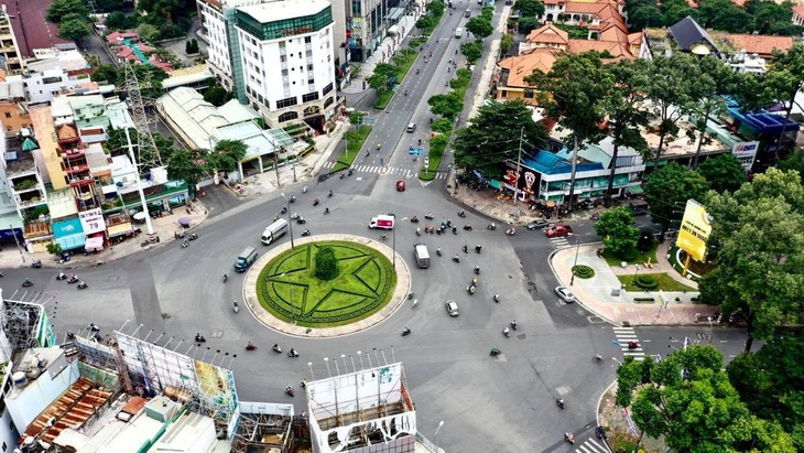 Ngã sáu Cộng Hòa nhìn từ trên cao, dãy nhà ngói đỏ ở góc phải trên là Trường Lê Hồng Phong - Ảnh: TỰ TRUNG