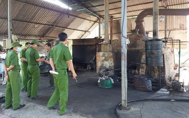 Chủ cơ sở tái chế dầu thải gần 7 tấn bã dầu khô nguy hại ra môi trường - Ảnh 3.