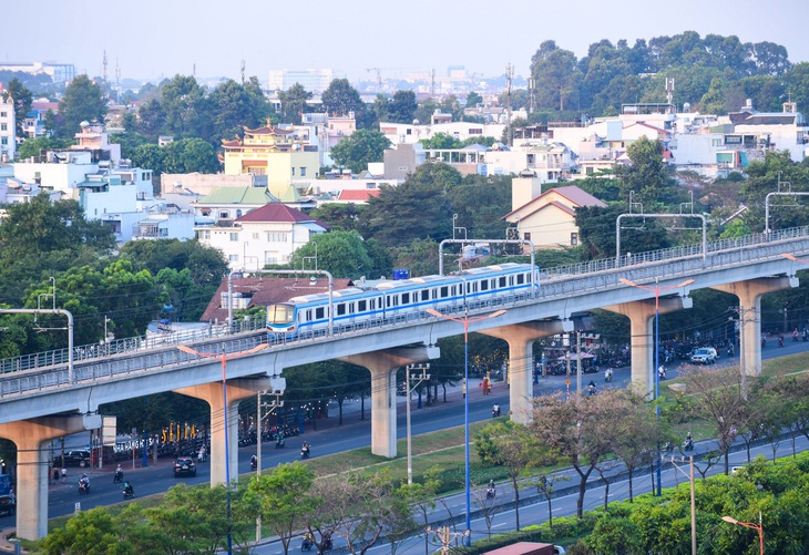 15-16 năm qua, TP loay hoay làm tuyến metro số 1 dài 19,7km đến nay mới chuẩn bị hoàn thành - Ảnh: QUANG ĐỊNH