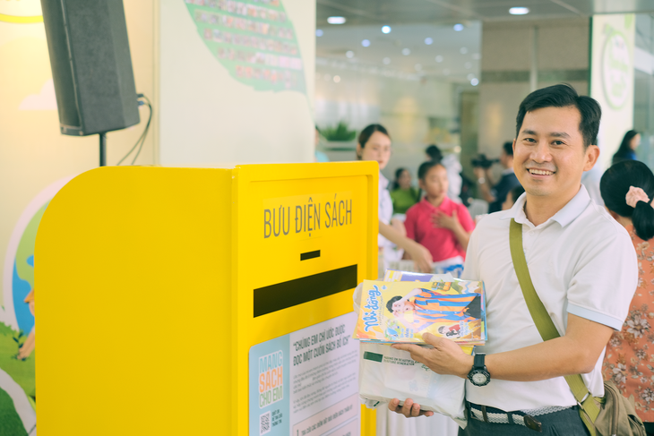 Nhiều du khách quyên góp truyện tranh thiếu nhi vào tủ sách thiện nguyện - Ảnh: T.NGUYÊN