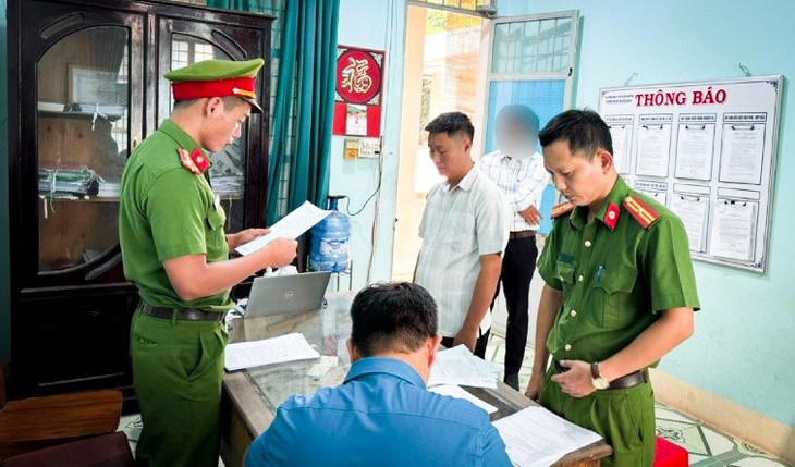 Công an thi hành lệnh bắt bị can để tạm giam và lệnh khám xét đối với Phạm Văn Dũng - cán bộ Văn phòng đăng ký đất đai chi nhánh huyện Đăk Hà - Ảnh: NGỌC NAM