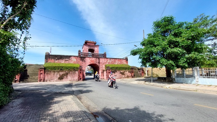 Người vào nội thành qua cổng tây di tích thành cổ Diên Khánh (huyện Diên Khánh, Khánh Hòa) hiện nay - Ảnh: PHAN SÔNG NGÂN