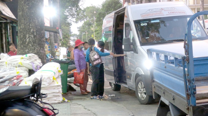 Xe dù đón khách trên đường Lê Hồng Phong, quận 10, TP.HCM - Ảnh: T.T.D.