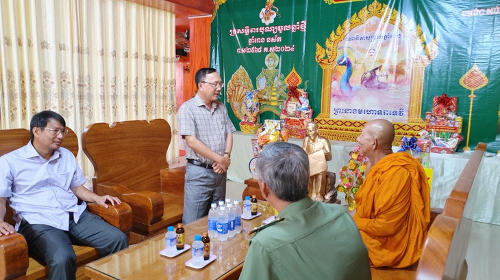 Công an tỉnh An Giang thăm, tặng quà, chúc Tết hòa thượng Chau Sơn Hy - trụ trì chùa Sà Lôn - Ảnh: MINH PHƯỚC