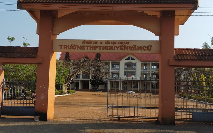 Rút quyết định đuổi học hai học sinh hút thuốc lá điện tử