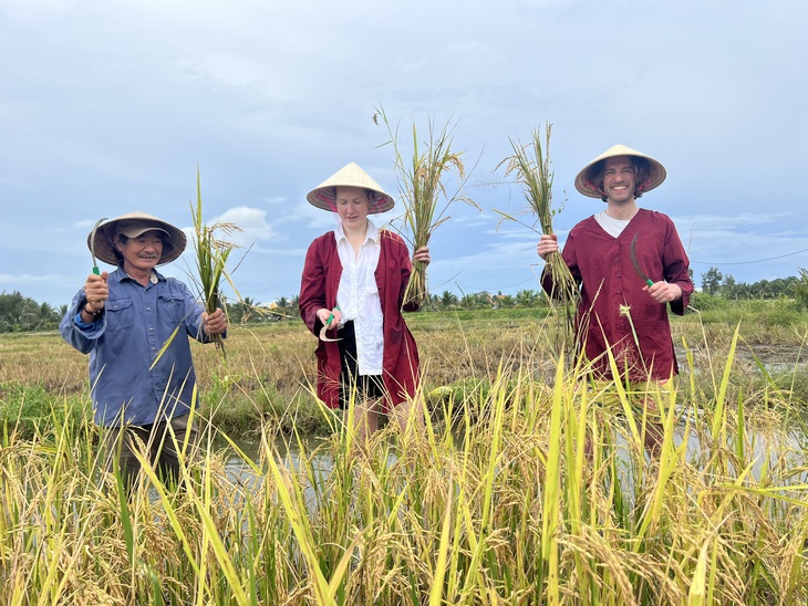 Công ty Jack Tran Tours Hội An đưa đón khách trải nghiệm làm nông ở Hội An - Ảnh: B.D.