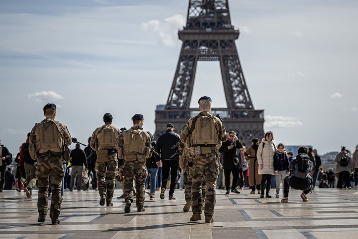 Binh sĩ Pháp tuần tra gần Tháp Eiffel ở thủ đô Paris ngày 25/3/2024. Ảnh minh họa. Nguồn: epaimages.com