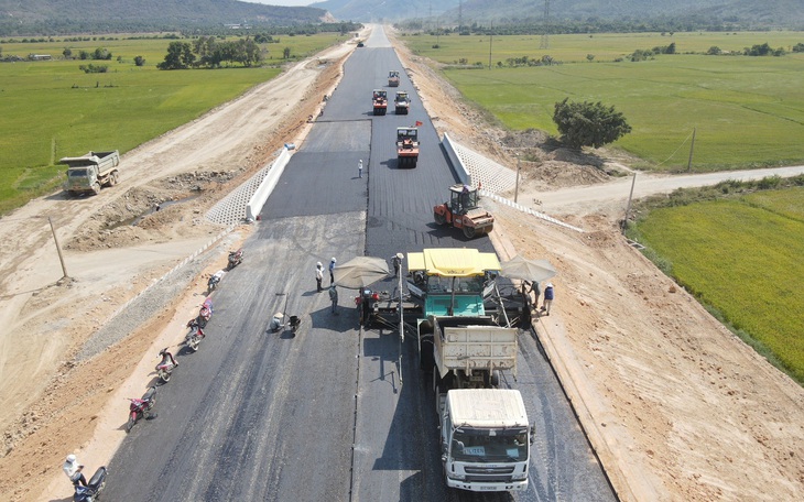 Khai thác hơn 60 km cao tốc Vân Phong - Nha Trang trước Tết Nguyên đán 2025 - Ảnh 2.