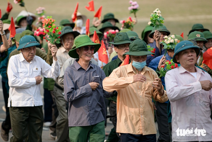 Đồng bào Điện Biên đội nắng tập luyện giữa 'chảo lửa'- Ảnh 5.