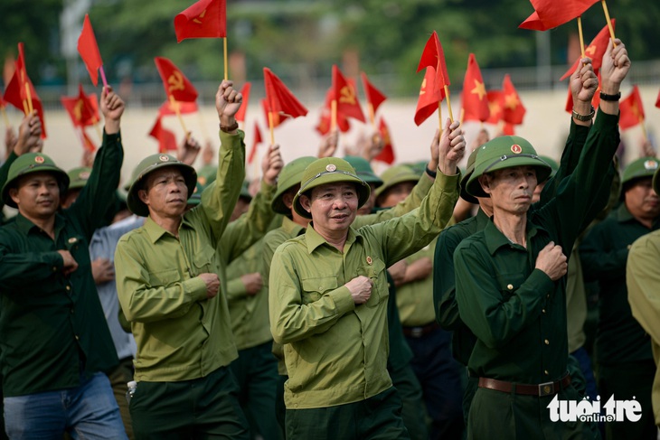 Đồng bào Điện Biên đội nắng tập luyện giữa 'chảo lửa'- Ảnh 7.