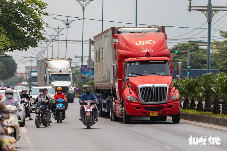 Các tài xế cho rằng chạy trên quốc lộ 1 căng thẳng hơn vì đi chung với nhiều loại phương tiện - Ảnh: HOÀNG TÁO