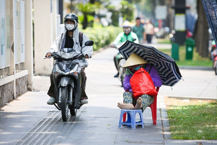 Nắng nóng đỉnh điểm, người dân TP.HCM vất vả mưu sinh- Ảnh 6.