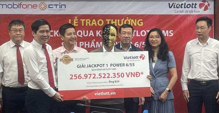 Hai vé số Vietlott trúng hơn 157 tỉ đều được bán ở TP.HCM (ảnh chụp lễ trao giải khách hàng trúng giải Jackpot 1) - Ảnh: L.THANH