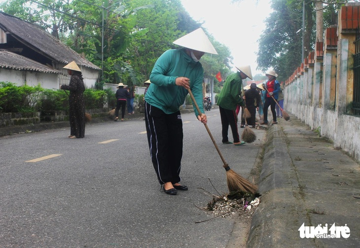 Người dân quét dọn, chỉnh trang trước khuôn viên khu lưu niệm cố Tổng bí thư Trần Phú để chuẩn bị cho ngày kỷ niệm - Ảnh: LÊ MINH