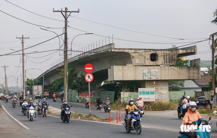 Dự án xây dựng cầu Tăng Long (TP Thủ Đức) vừa được bàn giao mặt bằng, thi công trở lại sau thời gian dài tạm ngưng - Ảnh: CHÂU TUẤN