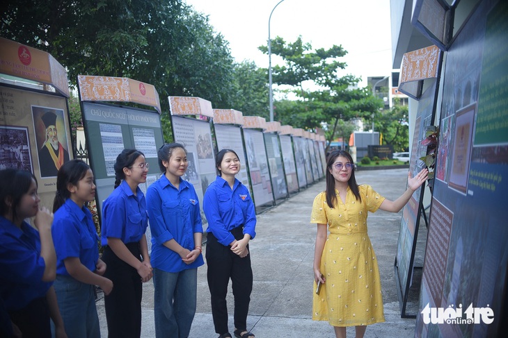 Các bạn sinh viên Trường đại học Quy Nhơn đến dự triển lãm - Ảnh: LÂM THIÊN