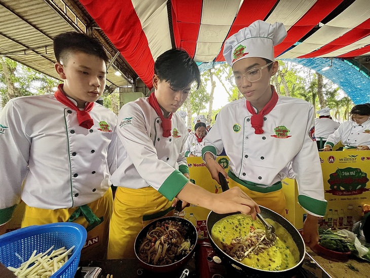 Nhóm của ba chàng trai chọn làm bánh xèo sau khi nhận được nguyên liệu như thịt băm, tôm... - Ảnh: MỸ DUNG