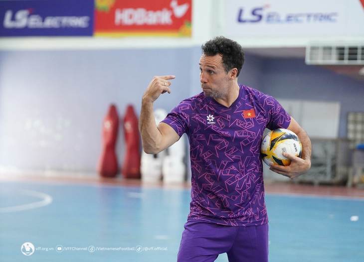 HLV Giustozzi Diego Raul của đội tuyển futsal Việt Nam - Ảnh: VFF