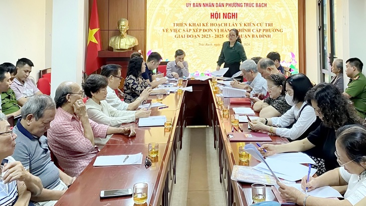 Hội nghị triển khai kế hoạch lấy ý kiến người dân về sáp nhập phường Trúc Bạch và Nguyễn Trung Trực thành phường Trúc Bạch (quận Ba Đình, Hà Nội). Trong ảnh: buổi họp lấy ý kiến người dân tại phường Trúc Bạch - Ảnh: T.THÀNH