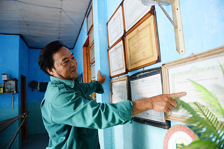 Anh Tùng khoe những tấm giấy khen, bằng khen được trao tặng cả ba đời ươm mầm xanh, canh giữ rừng từ những ngày đầu 1978