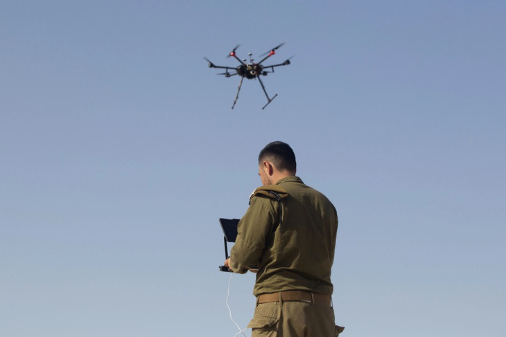 Một binh sĩ Israel đang điều khiển máy bay không người lái (drone) ở Dải Gaza - Ảnh: AXIOS