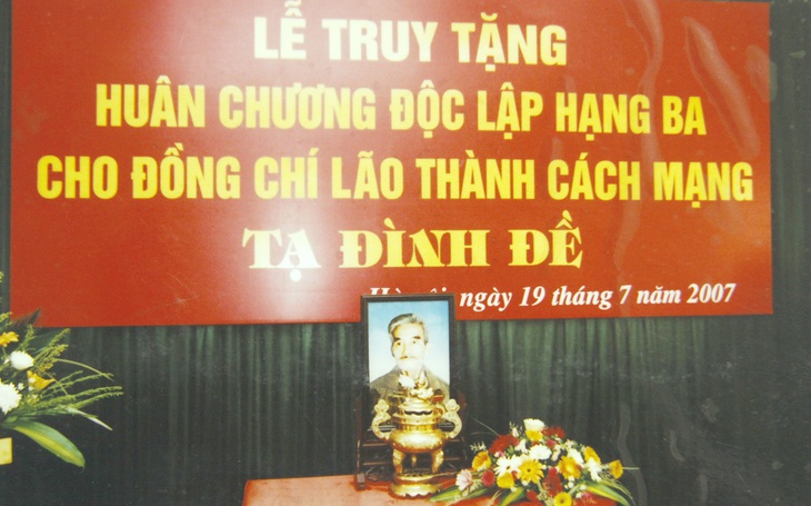 Lễ truy tặng Huân chương Độc lập hạng ba cho ông Tạ Đình Đề sau khi ông đã mất 10 năm - Ảnh: TẠ MẠNH TIẾN cung cấp