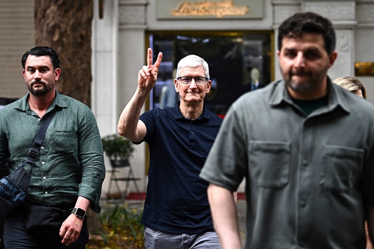 CEO Apple Tim Cook dạo phố tại Hà Nội trong ngày 15-4 - AFP