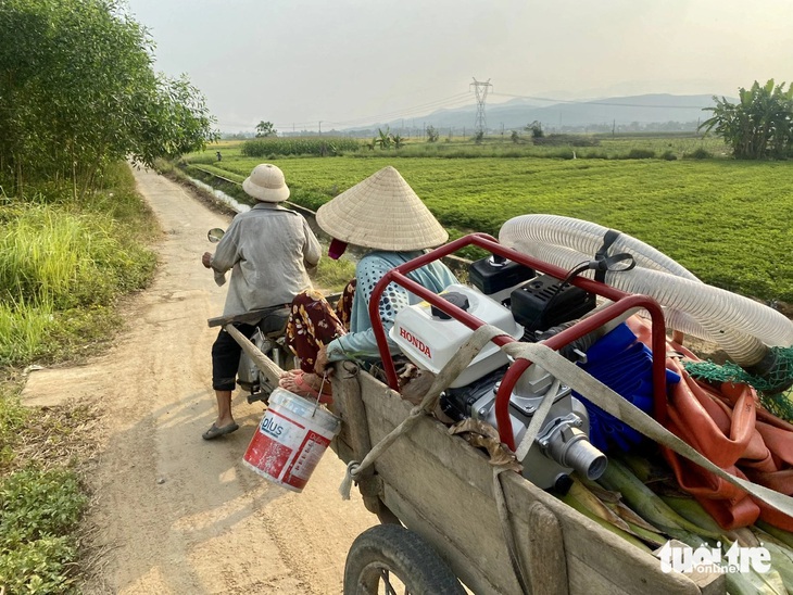 Nông dân Đà Nẵng chuẩn bị máy bơm để đối phó hạn mặn - Ảnh: TRƯỜNG TRUNG