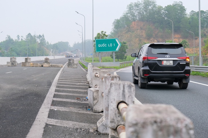 Dự án cao tốc Hữu Nghị - Chi Lăng tạm thời được ngăn lại không cho xe cộ đi qua, chờ khởi công để thông tuyến từ Hà Nội lên cửa khẩu quốc tế Hữu Nghị, tỉnh Lạng Sơn (giáp Trung Quốc) - Ảnh: HÀ QUÂN