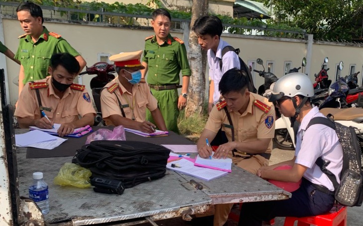 CSGT TP.HCM xử lý học sinh: 'Ba mẹ mua xe gì con đi xe đó, không biết là vi phạm' - Ảnh 7.