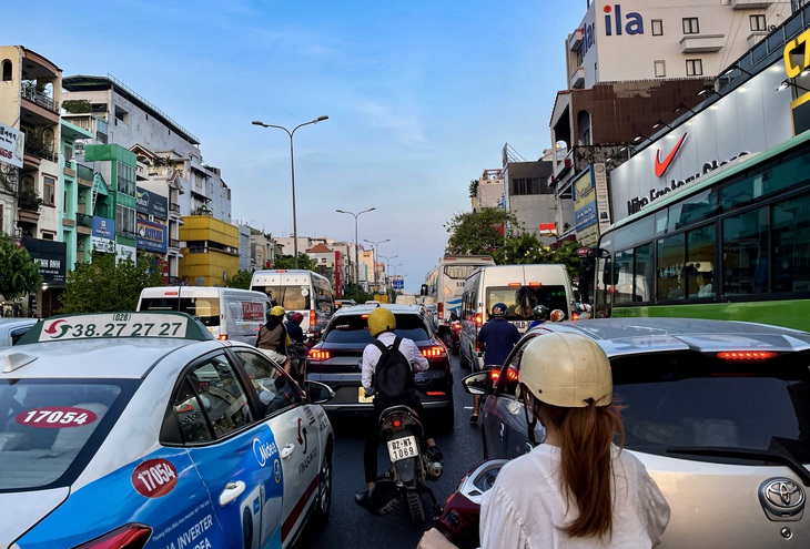 Cửa ngõ sân bay Tân Sơn Nhất 'chật như nêm' chiều đầu tuần- Ảnh 7.