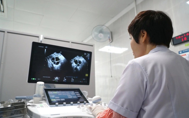 Đi khám bệnh 'khó nói', bệnh nhân đỏ mặt vì bị hỏi chuyện nhạy cảm trước nhiều người - Ảnh 2.