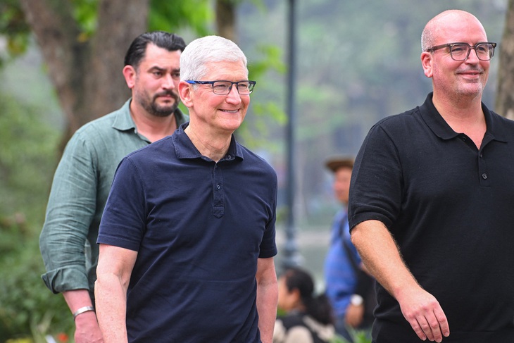 CEO Apple Tim Cook đi dạo gần hồ Hoàn Kiếm, Hà Nội, sáng 15-4 - Ảnh: AFP