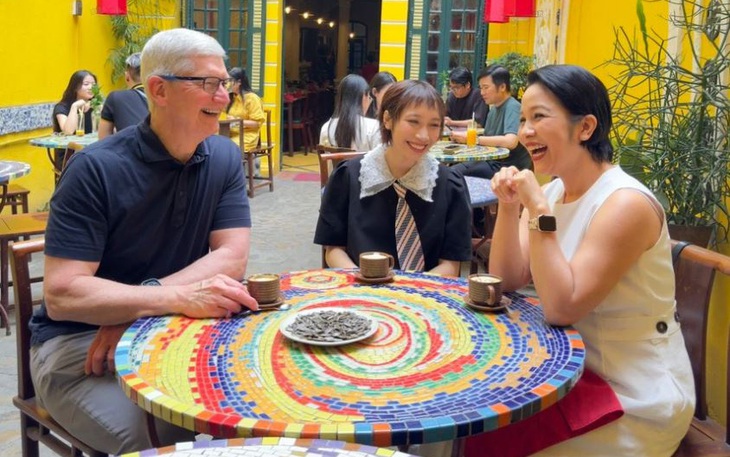 Tim Cook uống gì khi gặp Mỹ Linh và Mỹ Anh tại Việt Nam?