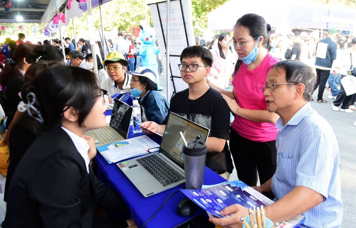 Đông đảo phụ huynh tham gia, đặt câu hỏi tại Ngày hội tư vấn tuyển sinh - hướng nghiệp báo Tuổi Trẻ năm 2024 - Ảnh: DUYÊN PHAN