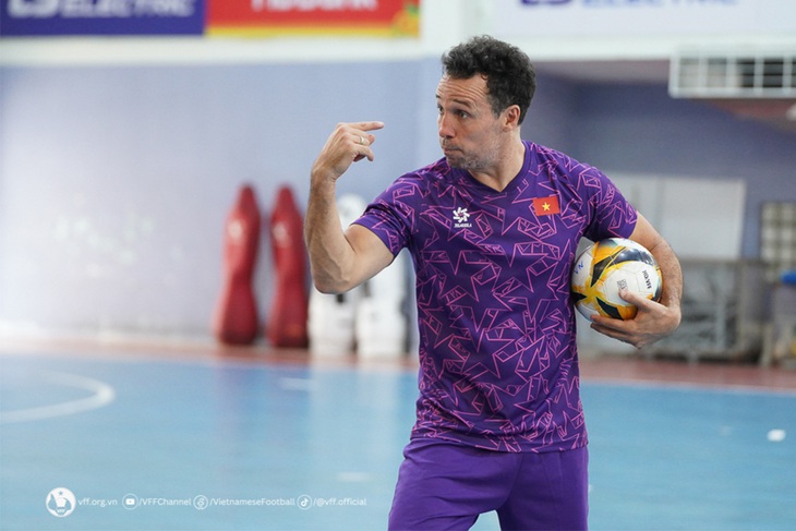 HLV Diego Raul Giustozzi quyết tâm giúp đội tuyển futsal Việt Nam dự World Cup - Ảnh: VFF