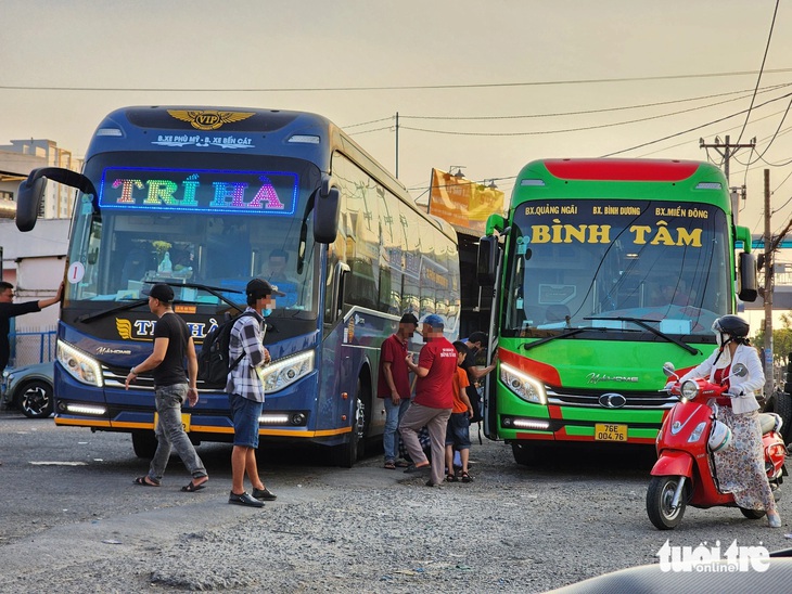 Nhà xe Bình Tâm vô tư tấp vào bãi đất trống 180 quốc lộ 1, phường Tam Bình đón khách