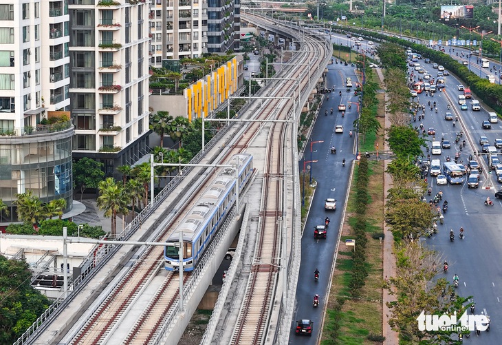 Tuyến metro số 1 (Bến Thành - Suối Tiên) chạy thử nghiệm ở đoạn ray trên cao đoạn qua TP Thủ Đức - Ảnh: CHÂU TUẤN