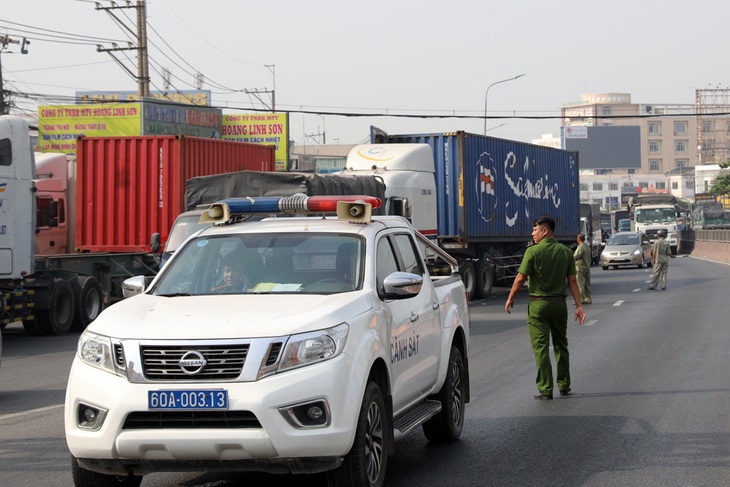 Hiện trường vụ xe tải vượt phải, cán chết hai người trên cầu vượt Amata vào sáng 13-3 - Ảnh: AN BÌNH