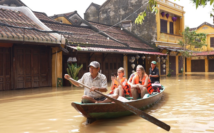 Mùa lụt thành sản phẩm du lịch  - Ảnh 2.