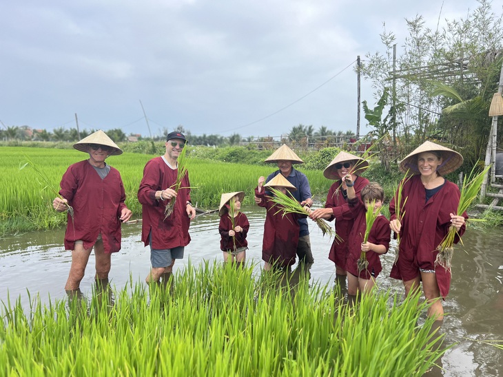 Khách du lịch trải nghiệm tour làm nông dân tại Hội An - Ảnh: B.D.