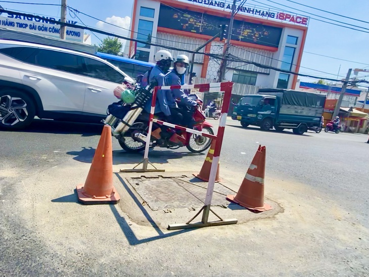 Người dân hy vọng vào mùa mưa, các nắp cống trên đường Võ Văn Ngân sẽ không bị bung nắp khi gặp nước lớn, xoáy - Ảnh: TIẾN QUỐC