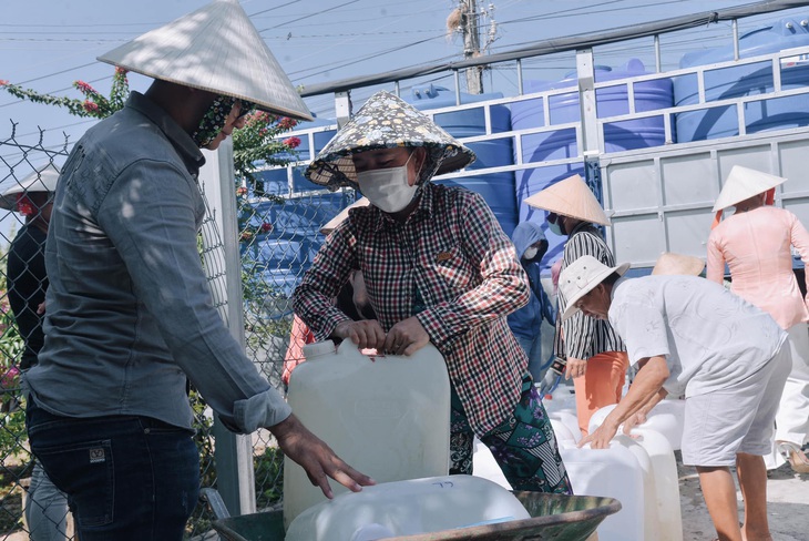 Người dân vùng hạn mặn được nhận nước sạch dùng cho sinh hoạt - Ảnh: Facebook nhân vật