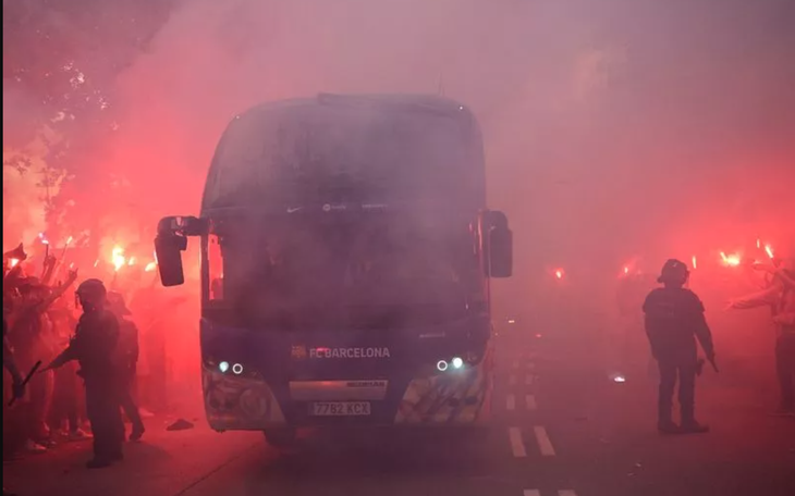 Hy hữu: CĐV Barca tấn công nhầm xe đội nhà