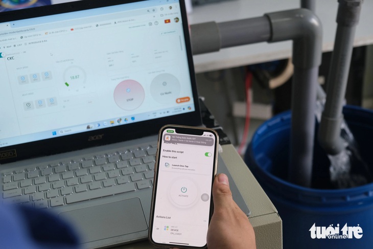 Hệ thống được điều khiển thông qua app E-Ra, người dân có thể dễ dàng sử dụng thông qua điện thoại - Ảnh: NGỌC PHƯỢNG